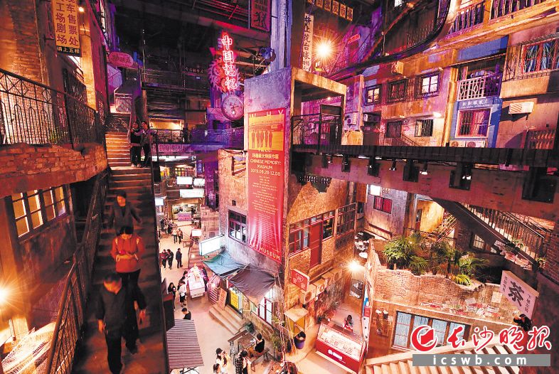 文和友用电影场景化布景还原一个上世纪80年代的老长沙城，浓浓的怀旧感和市井风情极大契合了中国新消费群体的普遍需求。长沙晚报全媒体记者 邹麟 摄
