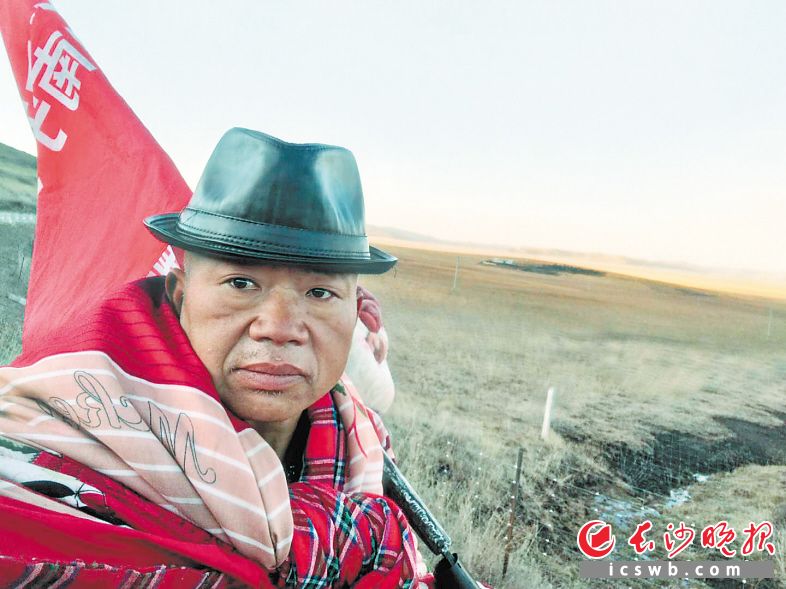 面对红军长征曾经走过的草地，姜正雄坚毅前行。