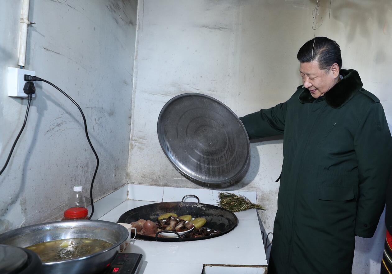 2018年2月11日上午，习近平在凉山彝族自治州昭觉县解放乡火普村吉地尔子家看望。 新华社记者 鞠鹏 摄