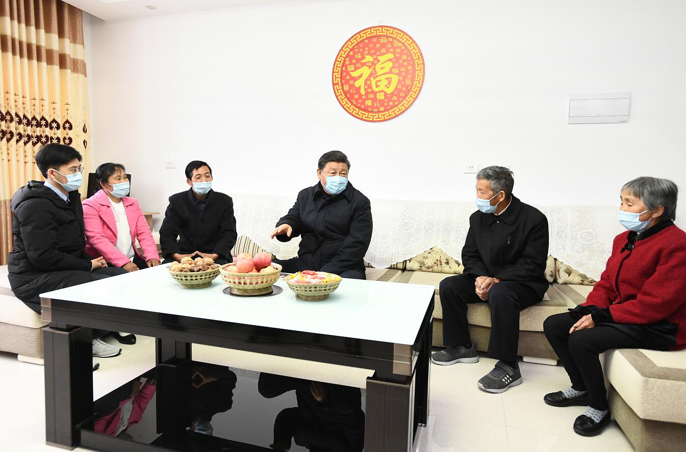 2020年4月21日，习近平在安康市平利县老县镇锦屏社区，同搬迁户汪显平一家围坐在一起拉家常。新华社记者 谢环驰 摄