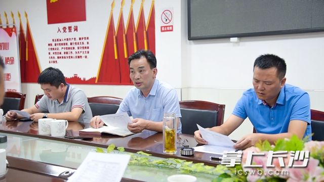 雷锋街道党工委书记金胜利（中）深夜调度为项目征拆攻坚克难。 柯鸣 摄