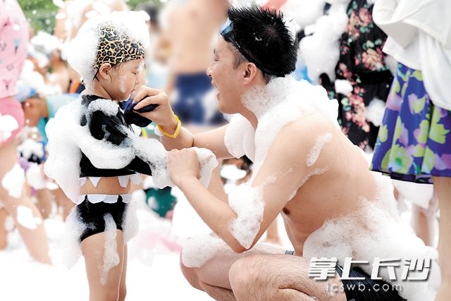 在高新区全民健身中心，泡泡机给大家带来了许多快乐。吴梦珊 摄