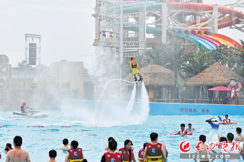 作为湘江集团旗舰项目，湘江欢乐城欢乐雪域、欢乐水寨7月11日正式开园，成为长沙及周边市民休闲游玩好去处。长沙晚报全媒体记者 王志伟 摄