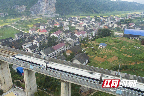 高铁开过湖南省冷水江市境内。