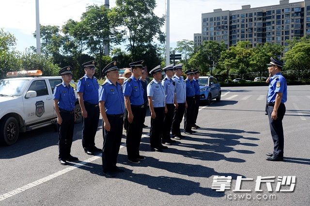 8月13日上午，长沙高新区开展共享单车占道违停集中整治联合行动。吴梦珊 摄