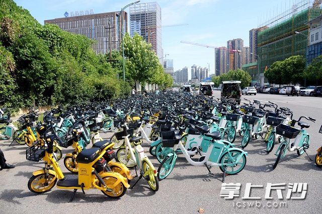 尖山路上占道违停的共享单车、共享电单车给道路安全、居民出行和市容市貌带来了影响。吴梦珊 摄