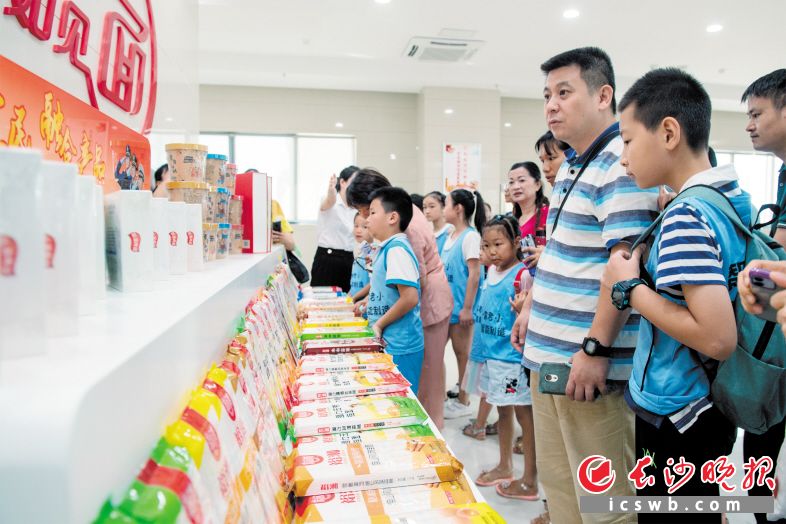 14日上午，“一家老小看智能制造”活动走进湖南粮食集团宁乡食品产业园，参与者在参观中了解面条、米粉、速冻水饺等产品如何通过“智造”走上我们的餐桌。照片均为长沙晚报全媒体记者 黄启晴 摄