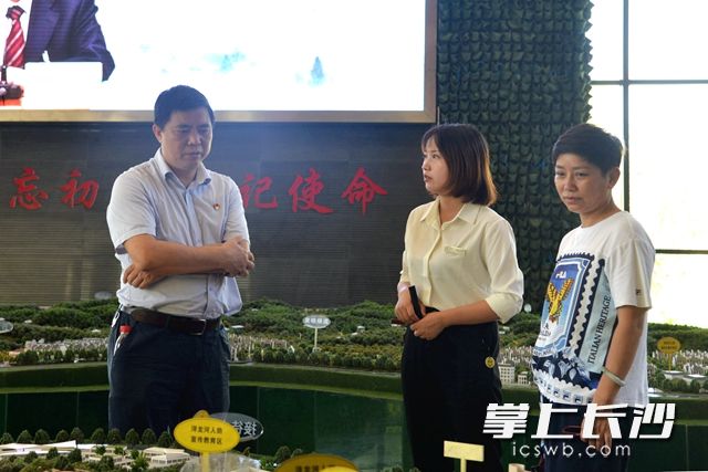 在浔龙河村沙盘中心，大家详细了解浔龙河村的基本情况。黄荣佳 摄