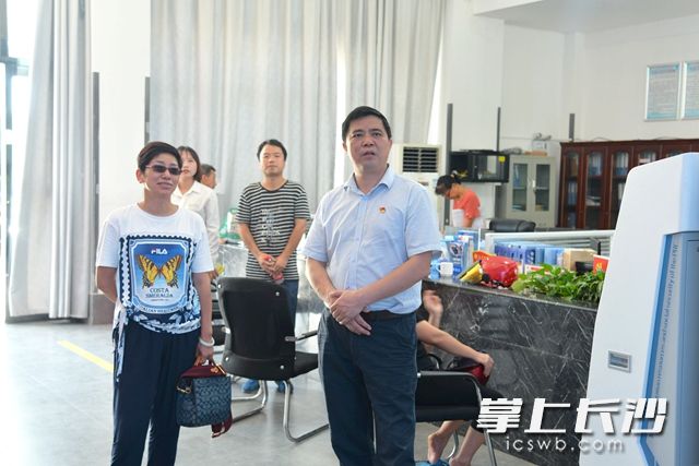 在浔龙河村党建服务中心，集体观看浔龙河主题宣传片，实地学习村内党建工作格局。黄荣佳 摄