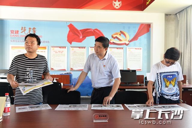 在村内的资料室，党员们学习阅览浔龙河村村志与报纸。黄荣佳 摄