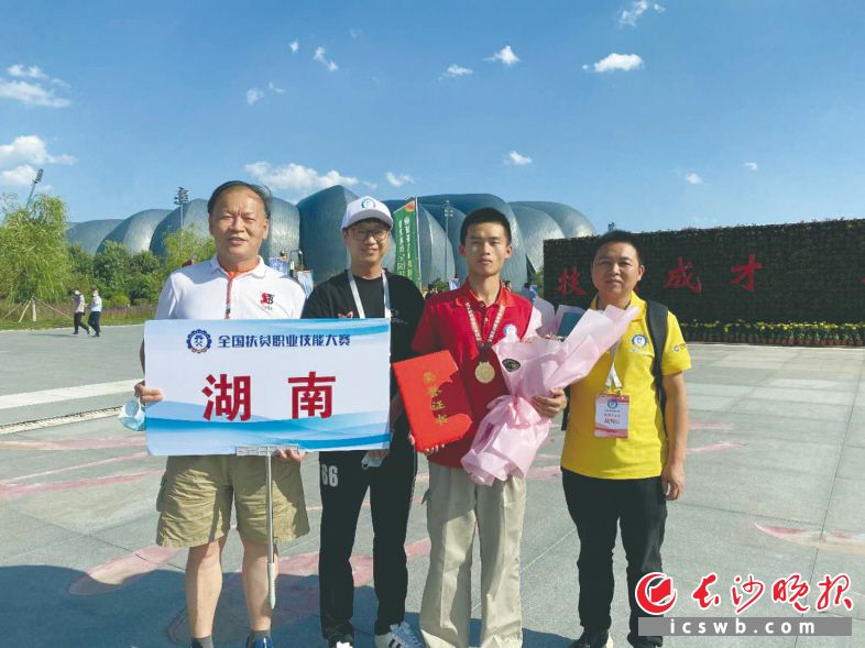 罗杰（右二）获得第一名。照片均为长沙晚报通讯员 谢银满 摄