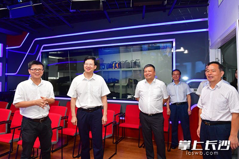 在长沙晚报融媒体“中央厨房”，谢卫东(左二)、陈刚(左三)详细了解了长沙晚报发展和新媒体建设情况，看望慰问一线新闻工作者。 长沙晚报全媒体记者 王志伟 摄
