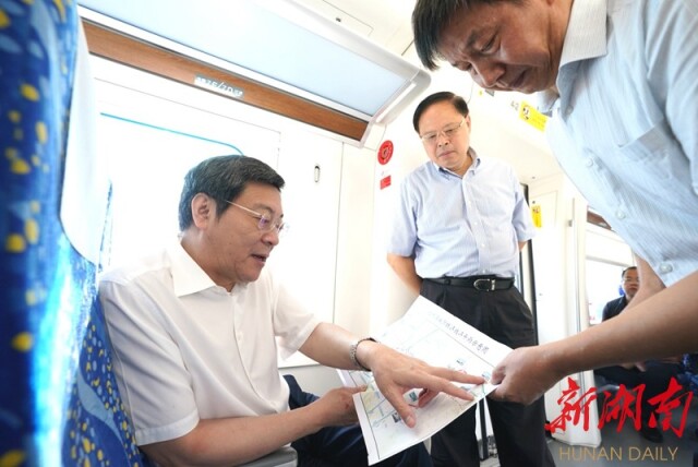 8月18日上午，省委书记杜家毫率队乘坐长株潭城铁，赴湘潭调研“三干一轨”项目建设情况。湖南日报·新湖南客户端记者 罗新国 摄