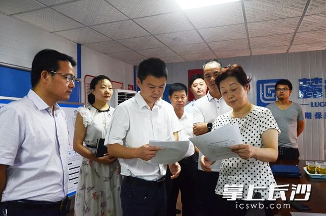 陈志红（前排右一）向和泰家园二期保障房建设方宣讲《保障农民工工资支付条例》。袁路华 摄