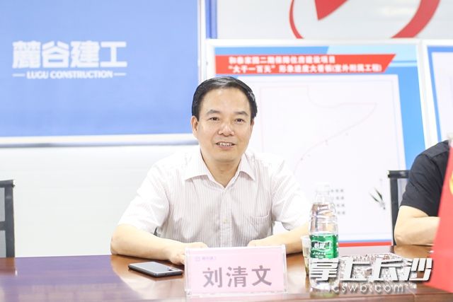 高新区调研员刘清文参加督导。柯鸣 摄