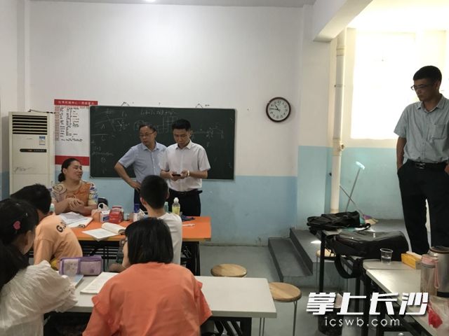 近日，高新区教育局工作人员分批前往幼儿园和校外培训机构进行督查。通讯员  供图