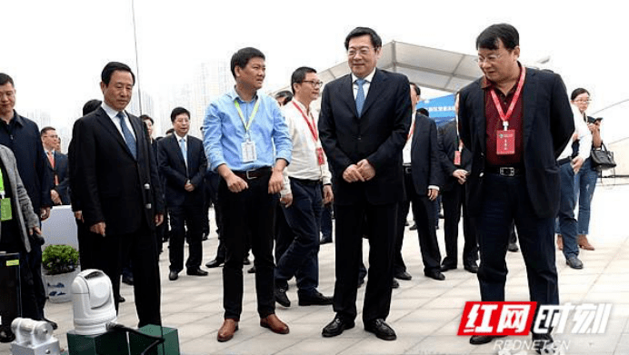 2018互联网岳麓峰会开幕式前，杜家毫、许达哲一行参观了移动新生活展览。
