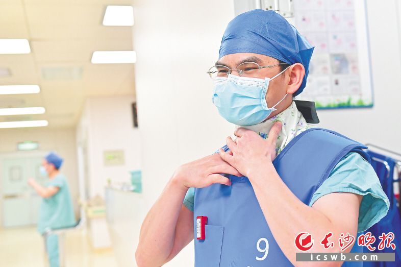 X射线会增加医生患甲状腺等腺体疾病的几率，唐亮在手术前穿上铅背心，戴上铅围脖。长沙晚报全媒体记者 王志伟 摄