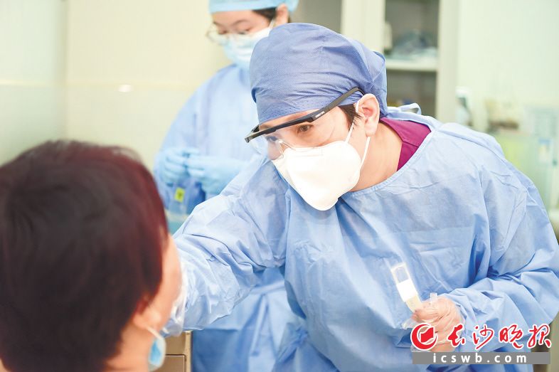 任立新正在采集咽拭子。 长沙晚报通讯员 潘燕 摄