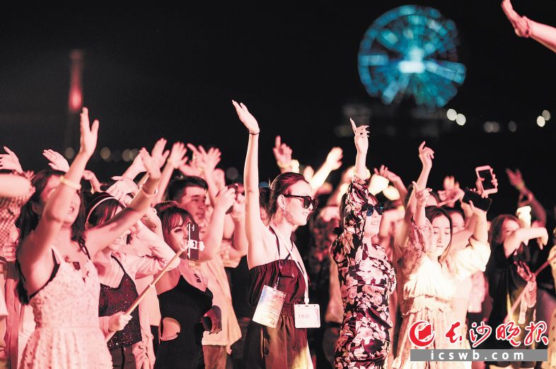 集合时组织的跨国音乐Party。资料图片