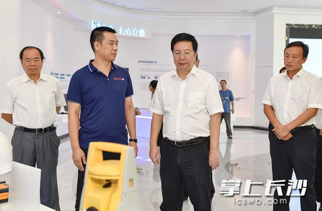 调研中，胡衡华深入天心软件产业园了解软件企业运营发展情况。长沙晚报全媒体记者 余劭劼 摄