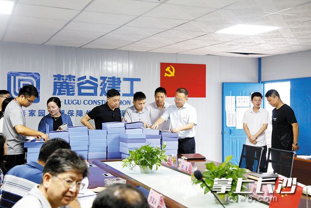 以产业项目为抓手，扎实做好“六稳”“六保”工作，长沙高新区打出一套农民工服务的组合拳。柯鸣 摄