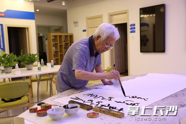 王友智老先生的狂草是最有特色的，他字里行间“放浪形骸”、大气磅礴的气势令人赞叹。陈丹妮  摄