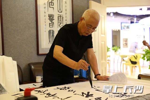 蔡德林老先生的书法作品行笔不激不励，不故作惊人之笔，而是雍容和厚，安闲简逸。陈丹妮 摄