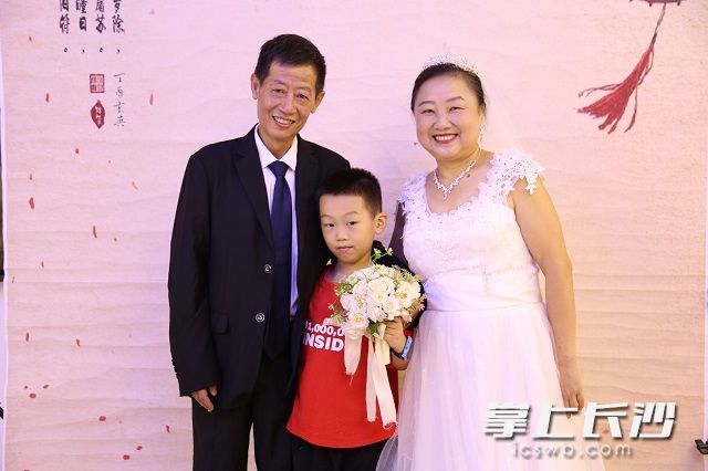 8月20日，麓景社区居家养老中心为35对老人补拍“金婚银婚”婚纱照。陈丹妮  摄