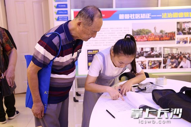 现场，工作人员核对报名者信息。陈丹妮 摄