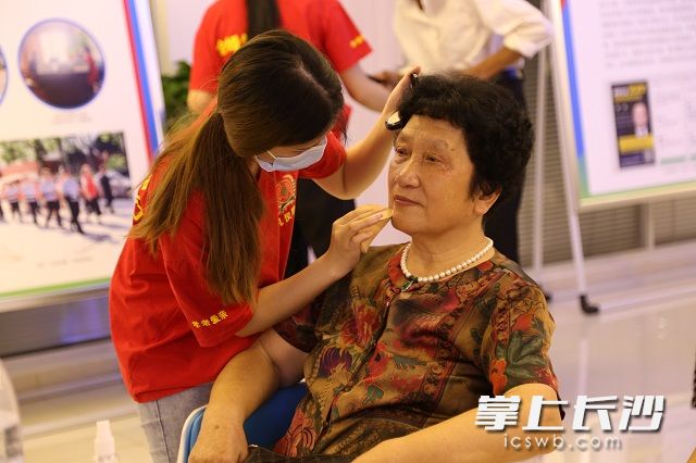 经过化妆师精心的勾勒和描画后，阿姨们脸上的妆容精致美丽，显得神采奕奕，美丽动人。陈丹妮 摄