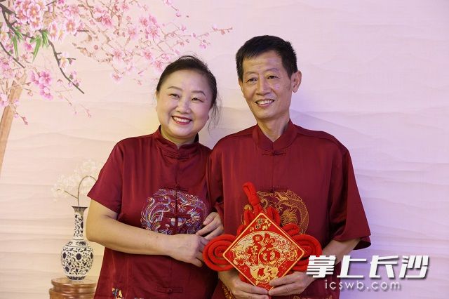 在摄影师的引导下，叔叔阿姨们摆拍各种姿势，摄像师们用镜头一一记录下他们相濡以沫的爱情。陈丹妮 摄