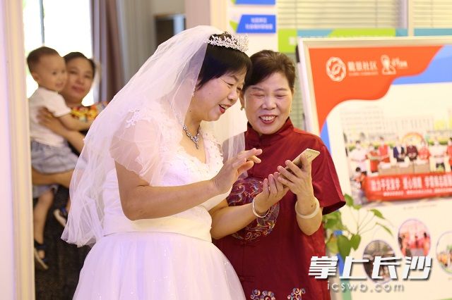 参与活动嘉宾相互分享她们各自“爱情”的甜蜜时光。陈丹妮 摄