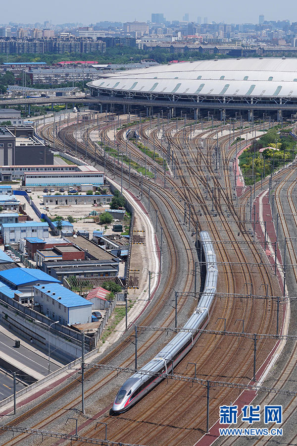 “复兴号”高铁驶出北京站 图源：新华社