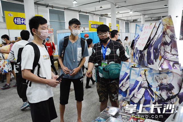 周边产品受热捧。袁路华 摄