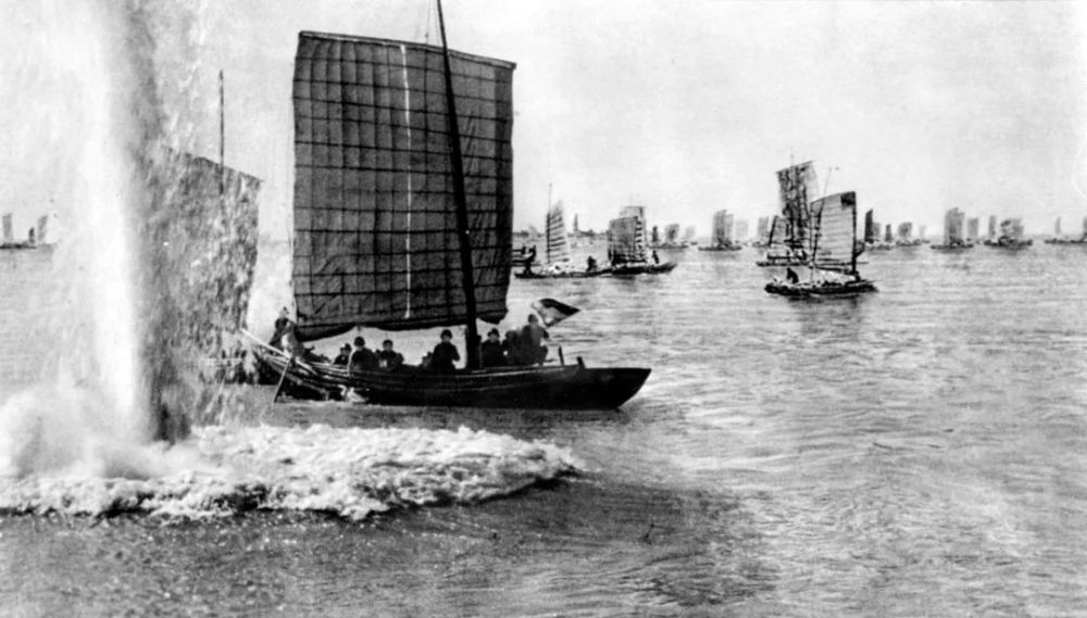 人民解放军强渡长江(新华社发) 人民解放军强渡长江(新华社发)