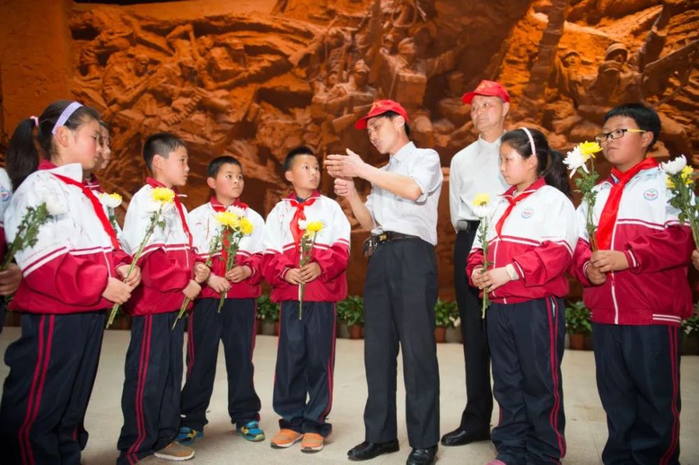 老战士陈廷元(右四)为学生们讲述革命故事(新华社记者杜宇 摄) 老战士陈廷元(右四)为学生们讲述革命故事(新华社记者杜宇 摄)