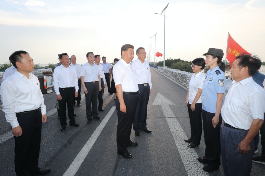 2020年8月19日，正在安徽考察调研的习近平总书记来到合肥市肥东县十八联圩生态湿地蓄洪区巢湖大堤罗家疃段，看望慰问抗洪牺牲同志亲属。新华社记者 王晔 摄