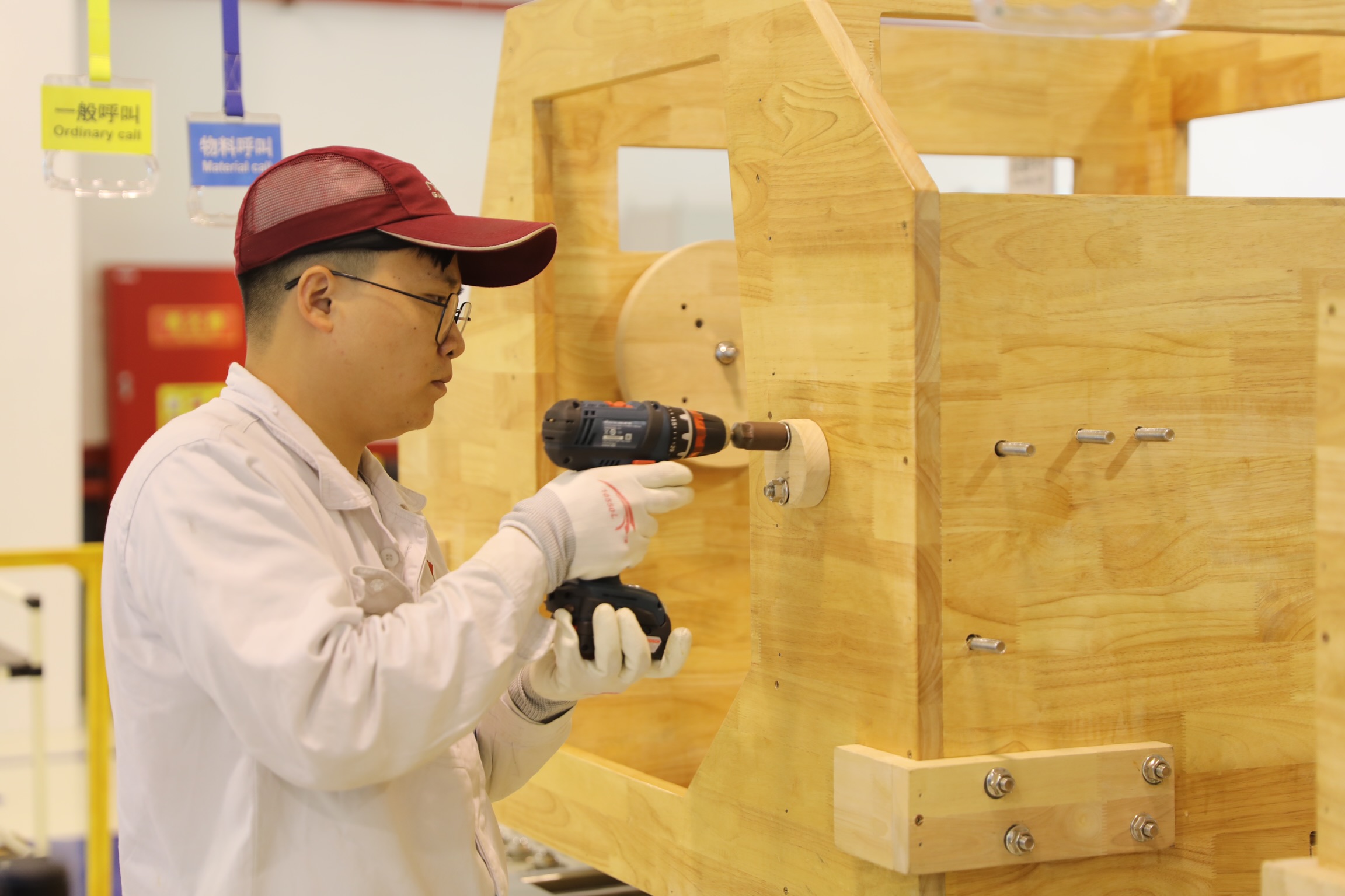 何家琪正在WCM学院模拟生产线-mini工厂参加实操技能提升培训。