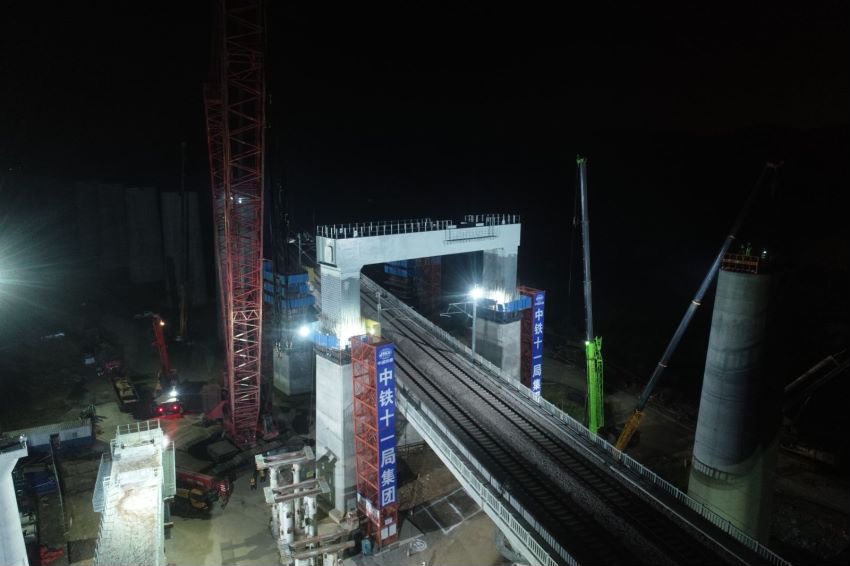 今日凌晨，常益长铁路跨乌山联络线首片门式墩钢盖梁顺利吊装完成。均为长沙晚报通讯员 喻兴军 摄