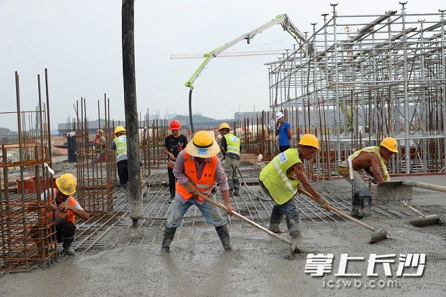 当日，在湖南三安半导体项目工地，工人们加紧进行芯片厂房筏板浇筑。岑军 摄