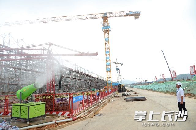 各项目工地在狠抓建设进度的同时，也注重落实好蓝天保卫战各项措施。岑军 摄