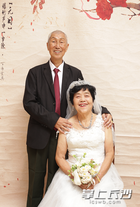 方季春、吴敏惠老人，结婚60余年，今年刚好“钻石婚”。