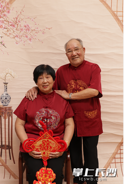 黄楚喜、王雪梅老人，结婚50余年，今年刚好“金婚”。