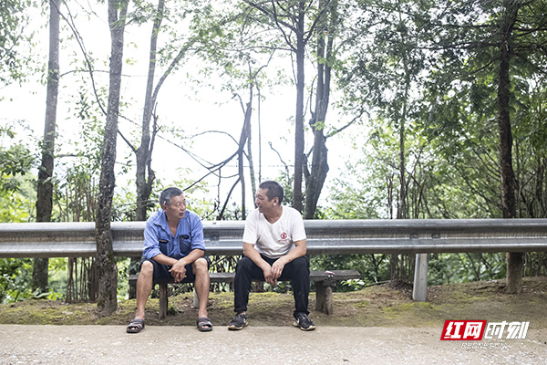 解决完锅炉漏气的问题，村里的同事带着熬制山胡椒油的问题前来请教，蒋爱文留下同事吃饭，并一起商量解决办法。