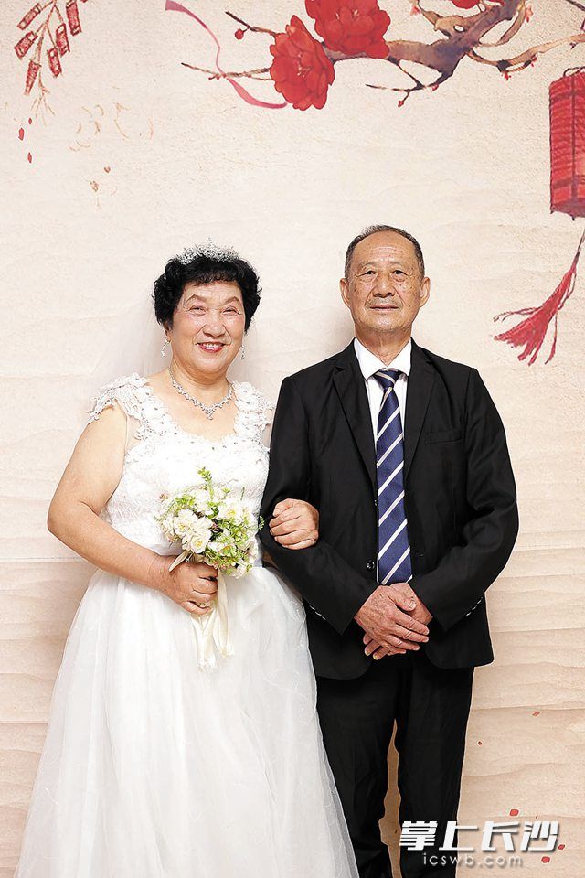 今年是袁康忠和陈善娟幸福的金婚。 陈丹妮 摄