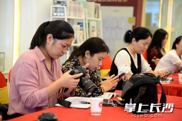 调试好相机，随时准备学习。黄荣佳 摄