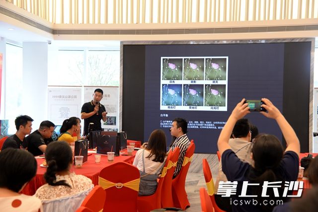 专业且幽默的授课吸引大家拍照记录。黄荣佳 摄