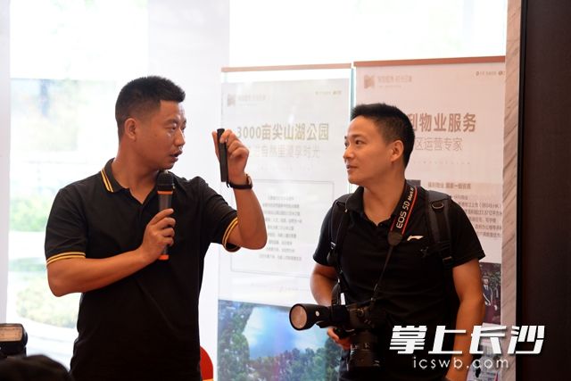 王志伟一一解答大家提出的问题，并亲自指导拍摄，黄荣佳 摄