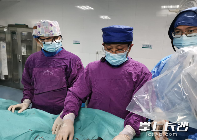 医护人员在为患者进行“长期性股静脉导管置入术”。医院供图